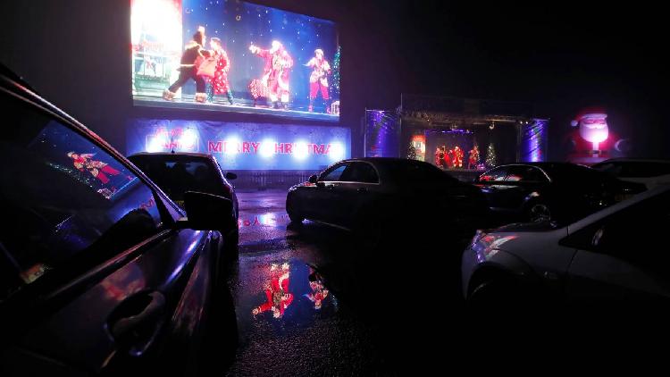 Oh yes it does! Drive-thru panto saves British Christmas tradition - CGTN