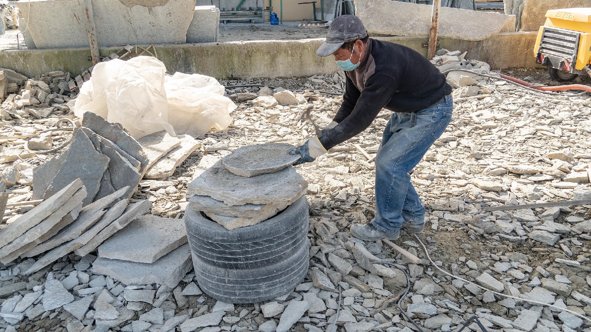 Chinesische Steinmetze, die die sterbende italienische Industrie retteten