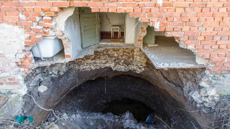 croatian-village-being-swallowed-up-by-sinkholes-after-earthquake