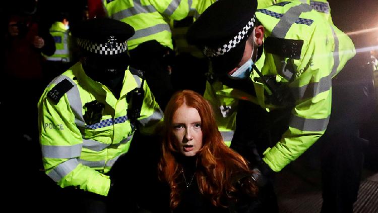 backlash-after-police-arrest-mourners-at-sarah-everard-vigil-in-london