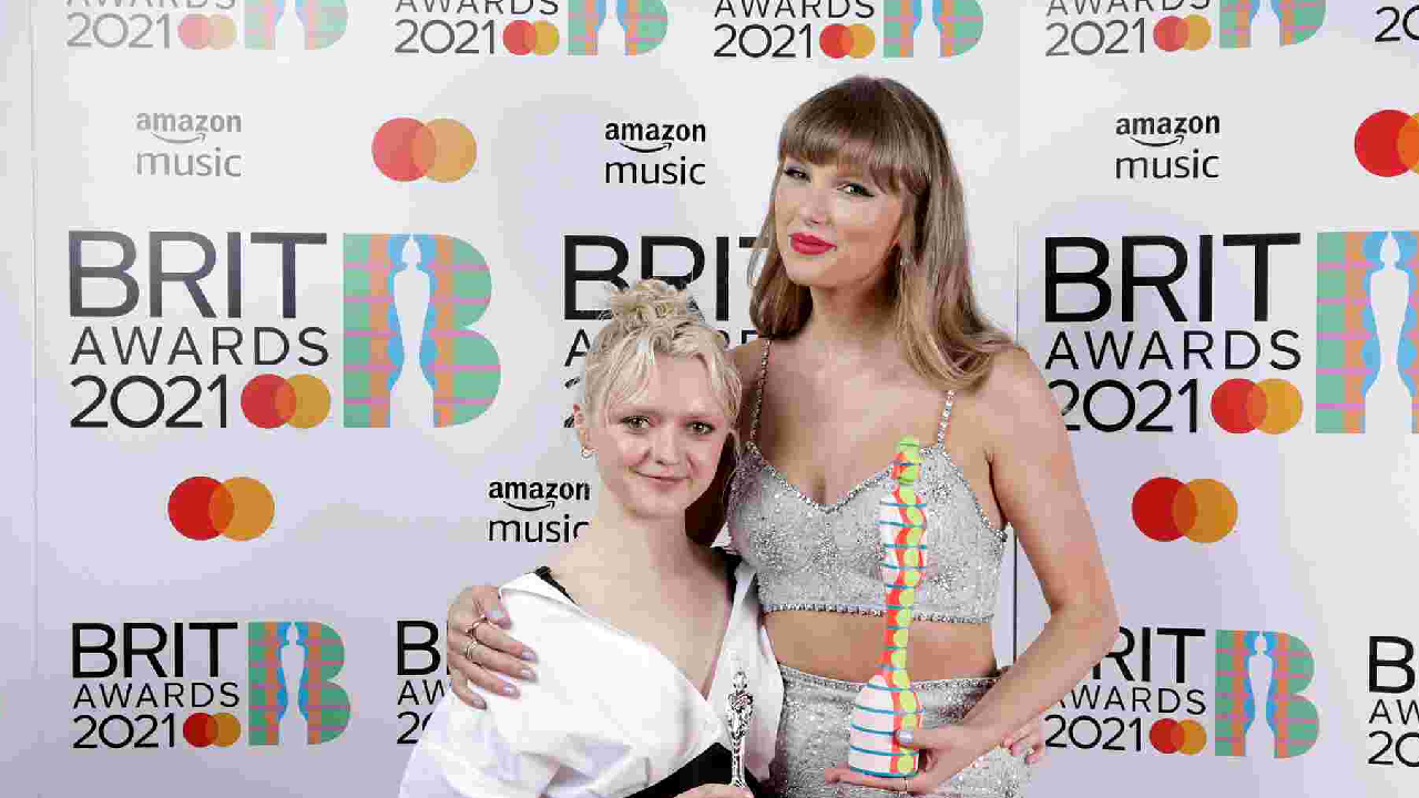 Dua Lipa And Taylor Swift Nhs Honored At The Brit Awards Cgtn