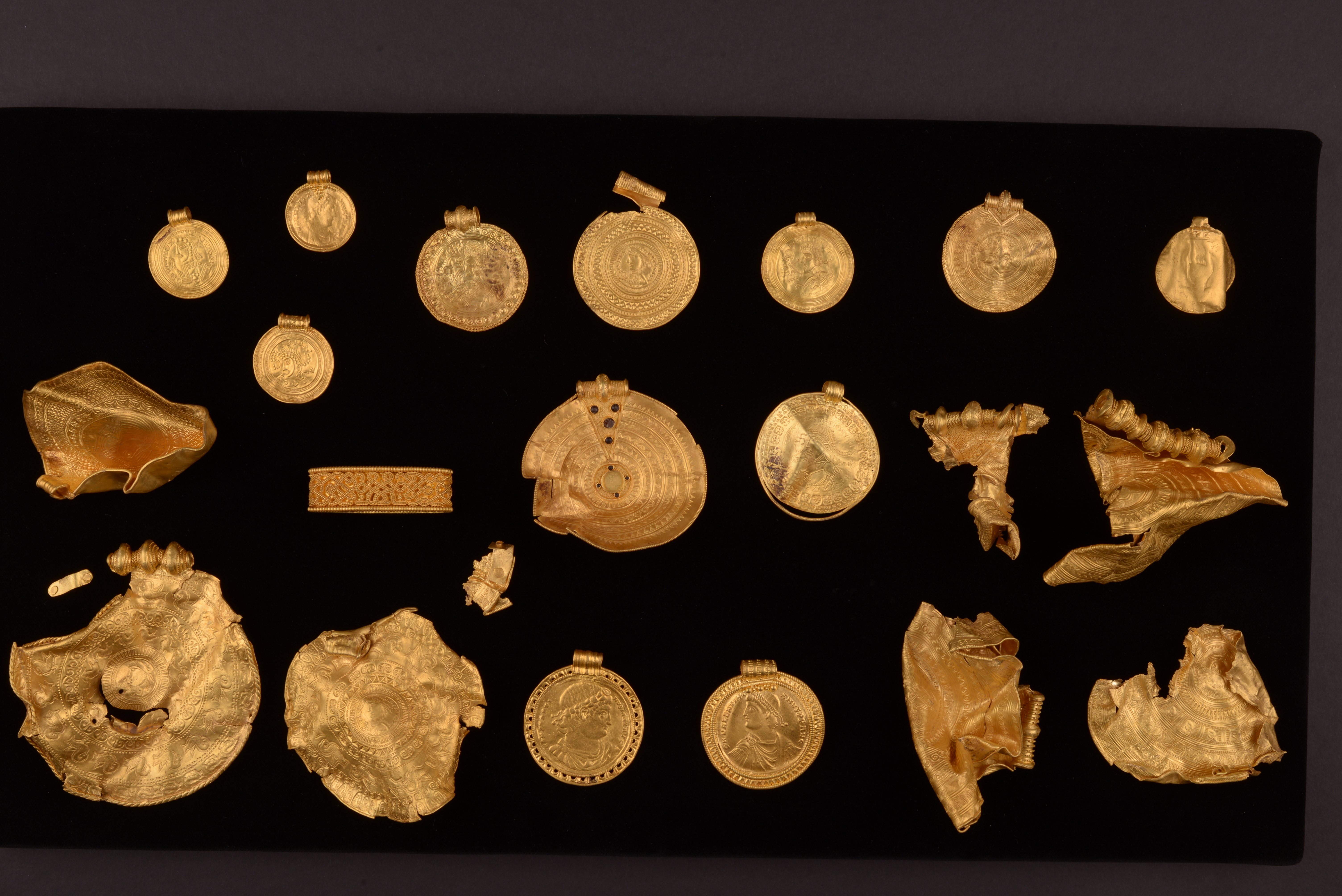 Gevoelig voor Aandringen Rauw Viking find 'one of the greatest gold treasures in Danish history' - CGTN