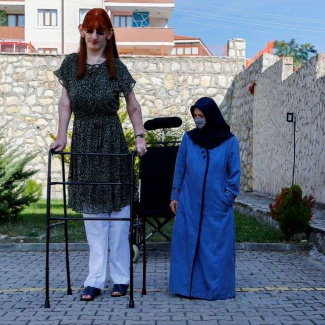 Russia's tallest woman eyes world record - WeirdNews - Dunya News