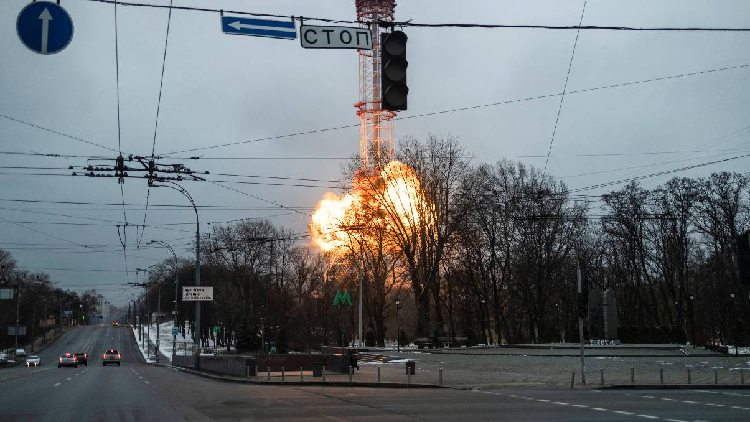 6. Ukrainas konflikta diena: trāpīts Kijevas televīzijas tornī, 60 km gara karavāna tuvojas galvaspilsētai
