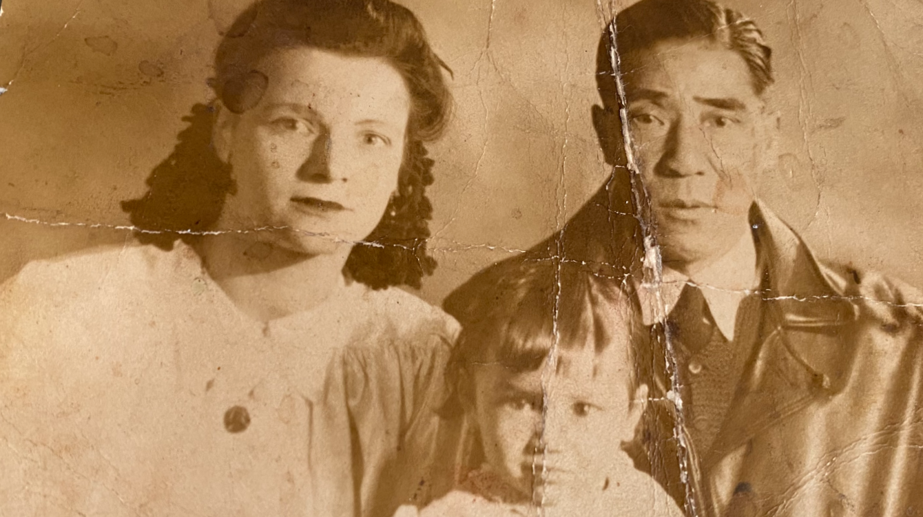 The photograph of Judy with her mother and father before he disappeared. /Judy Kinnin/Simon Morris/CGTN