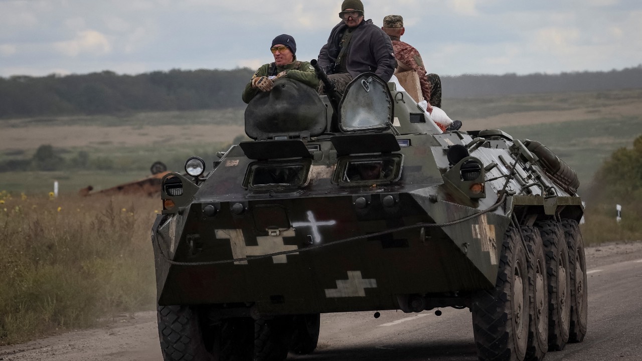 Ukrainian servicemen ride an armored personnel carrier near the town of Izyum. /Gleb Garanich/Reuters