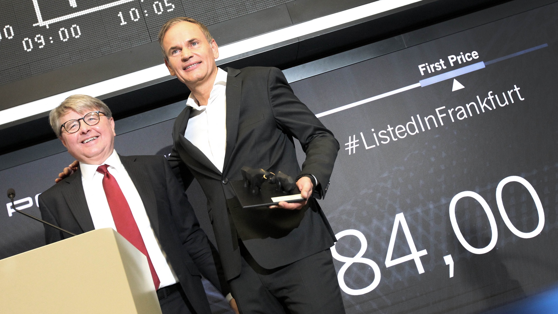 Oliver Blume (R), CEO of Porsche AG, and Deutsche Boerse's CEO Theodor Weimer pose during the launch of Porsche's initial public offering. /Daniel Roland/AFP