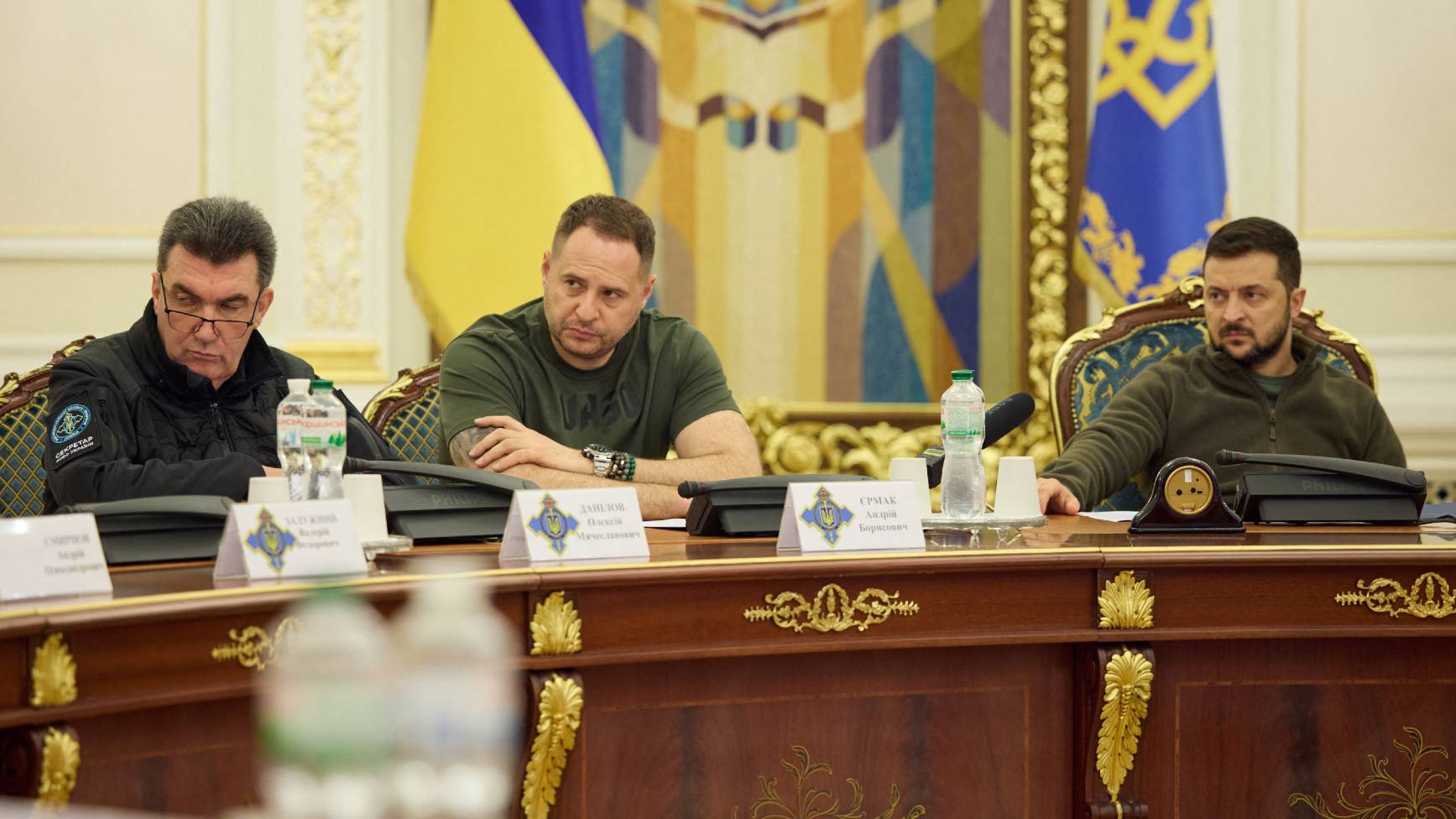 Președintele Ucrainei Volodymyr Zelensky (r) la o reuniune a Consiliului Național de Securitate și Apărare, vineri, la Kiev. /Presă prezidențială ucraineană