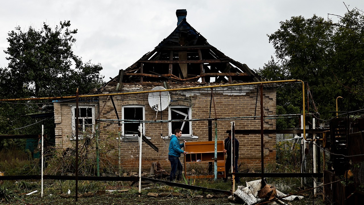 People take belongings from a house following a Russian missile strike in Kramatorsk, Donetsk region, Ukraine. /Zohra Bensemra/Reuters