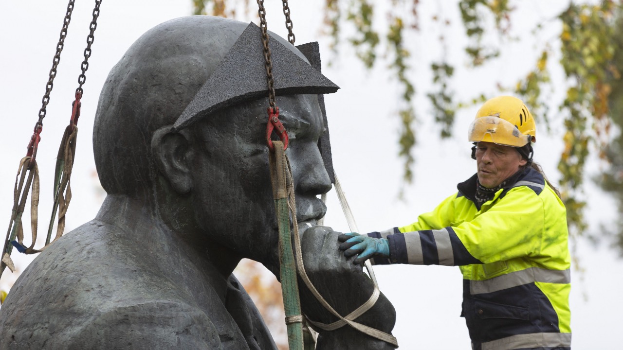 Pagaidām Somijā pēdējais Ļeņina piemineklis tiks pārvietots uz noliktavu./Sasu Makinens/Lehtikuva/AFP