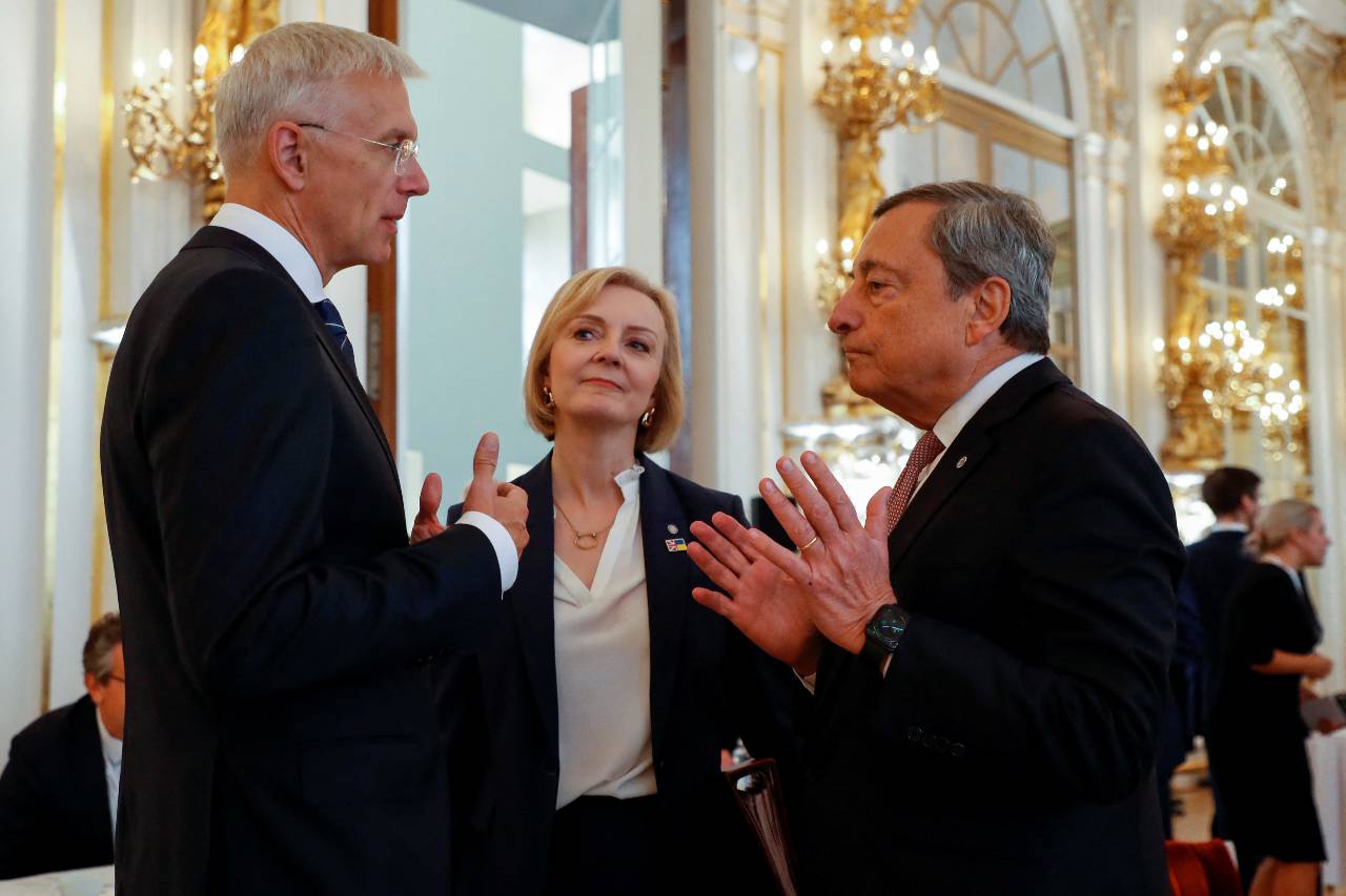 Latvia's Prime Minister Krisjanis Karins, Britain's Liz Truss and Italy's Mario Draghi speak on the EPC's sidelines. /David W Cerny/Reuters