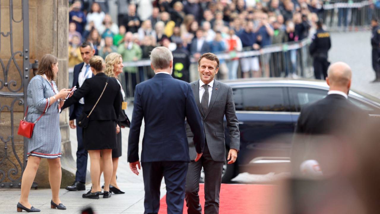 Czech leader Petr Fiala welcomes France's President Emmanuel Macron ahead the European Political Community's first meeting. /Eva Korinkova/Reuters