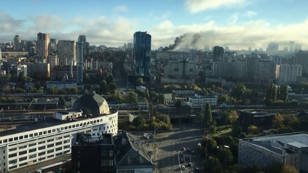 Smoke rises from the Kyiv skyline after several Russian strikes hit the Ukrainian capita./Jay Beecher/UGC/ESN/AFP