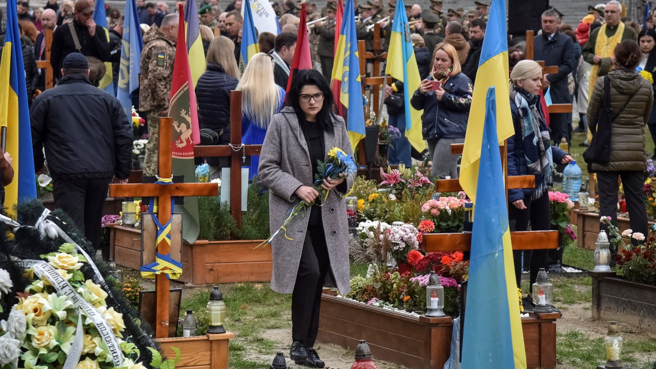 People commemorate fallen Ukrainian defenders at the Lychakiv cemetery during marking the Defender of Ukraine Day in Lviv. /Pavlo Palamarchuk/Reuters