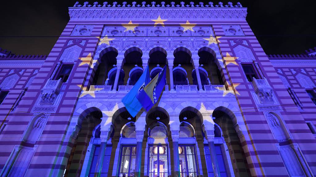 The city hall of Bosnia and Herzegovina lights up the main EU colors./ ElvisBarukcic