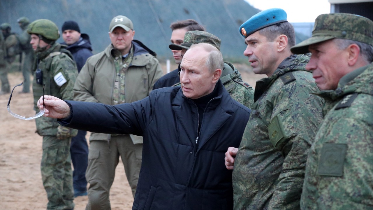 Russian President Vladimir Putin talks to Deputy Commander of the Airborne Troops Anatoly Kontsevoy at a training center of the Western Military District for mobilized reservists, in Ryazan Region, Russia. /Sputnik/Reuters
