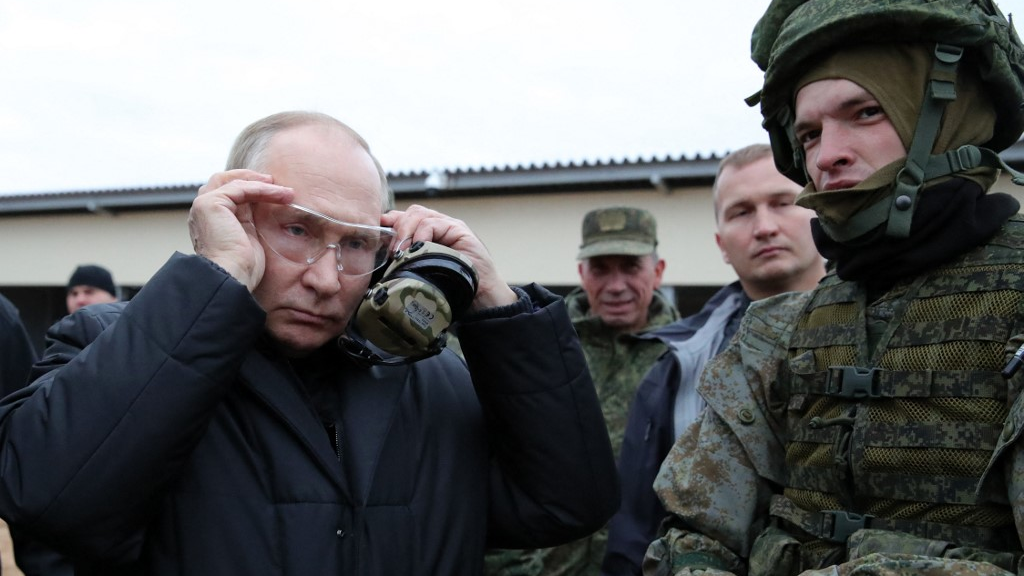  Vladimir Putin visited soldiers at a Russian military training center as Moscow accused Kyiv of killing evacuees in Kherson. /Mikhail Klimentyev/Sputnik/AFP
