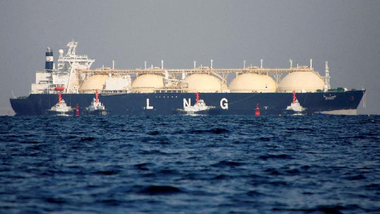 Crisis del combustible: ¿por qué hay un cuello de botella de buques metaneros en las costas españolas?