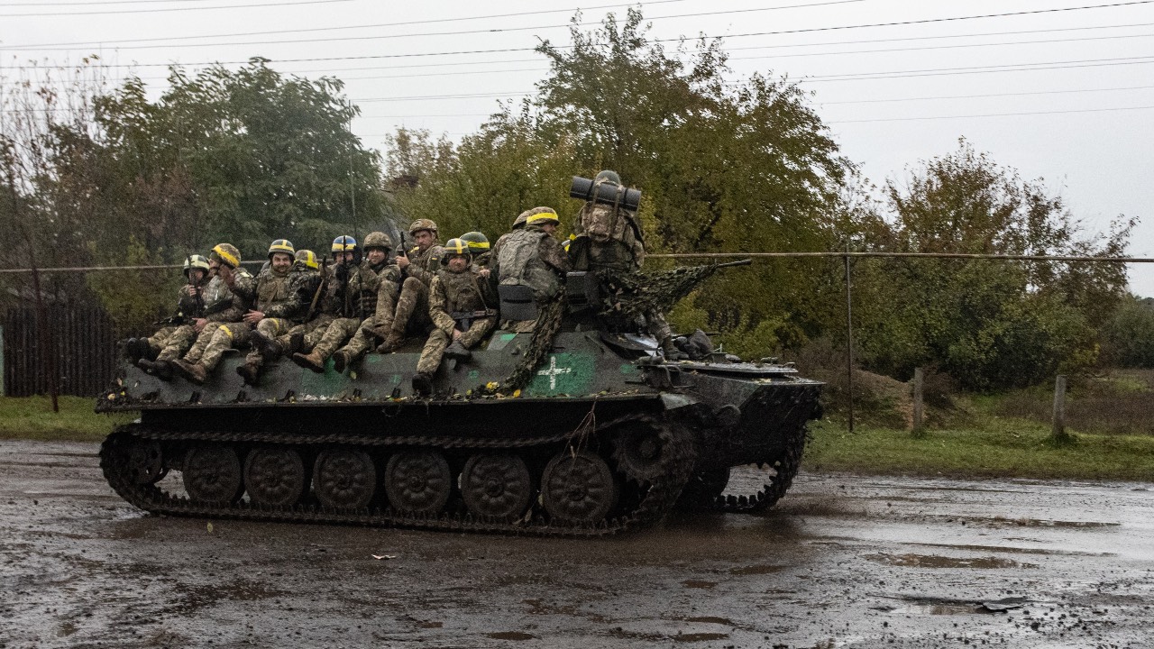Ukrainian servicemen stand on an armored personnel carrier (APC) near Borivske, Kharkiv region. /Yevhen Titov/AFP
