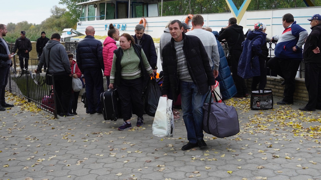 Civilians evacuated from the city of Kherson arrive in the neighboring town of Oleshky after crossing the Dnipro river on a passenger boat. /Stringer/AFP