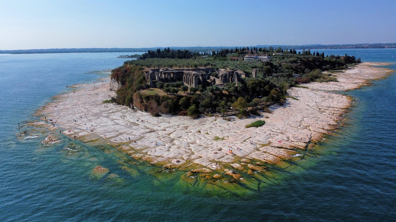 Underwater rocks emerge from the water of Lake Garda after northern Italy experienced the worst drought in 70 years in Sirmione, Italy. /Flavio Lo Scalzo/Reuters