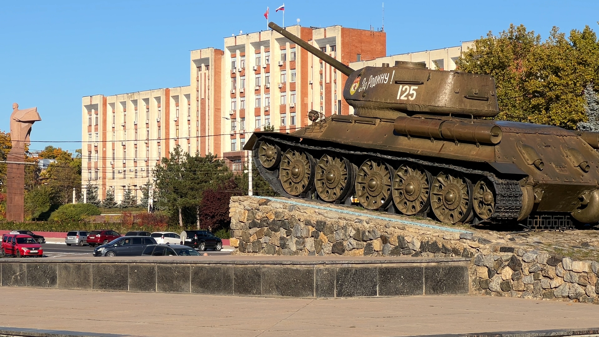 A tank is displayed in front of the self-proclaimed Transnistrian government building in Tiraspol./CGTN/Johannes Pleschberger