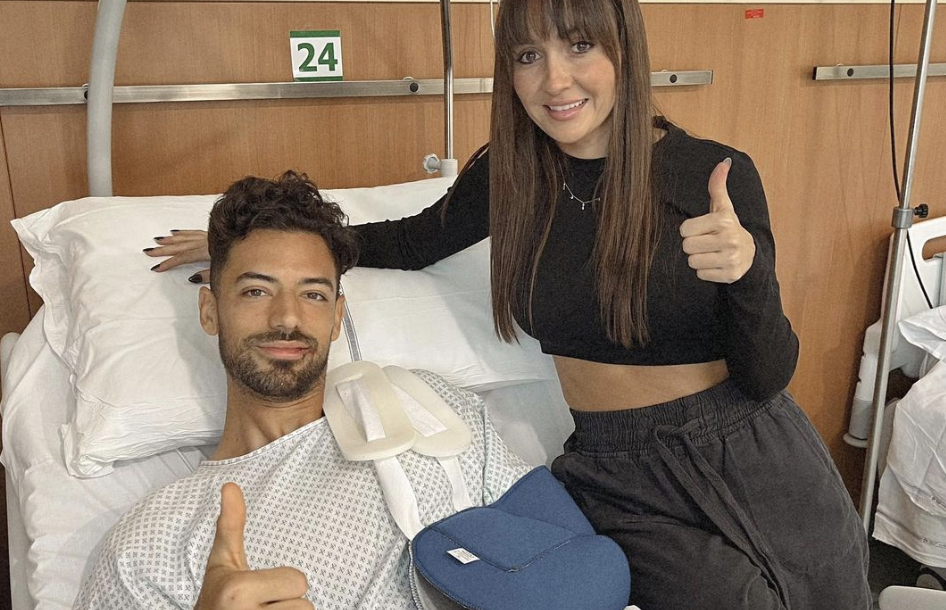 Pablo Mari gave a thumbs-up as he recovered from the stabbing in hospital. /pablomv5/Instagram