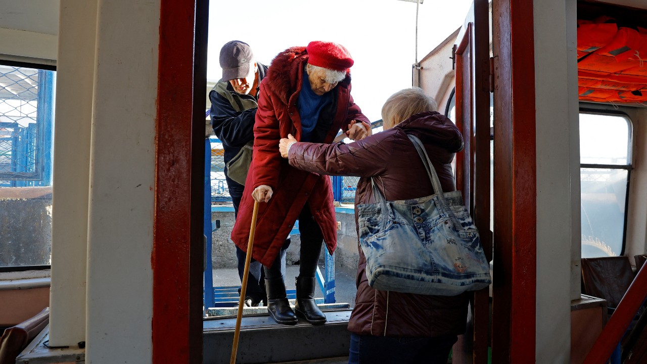 People board a ferry during the evacuation of Kherson residents. /Alexander Ermochenko /Reuters