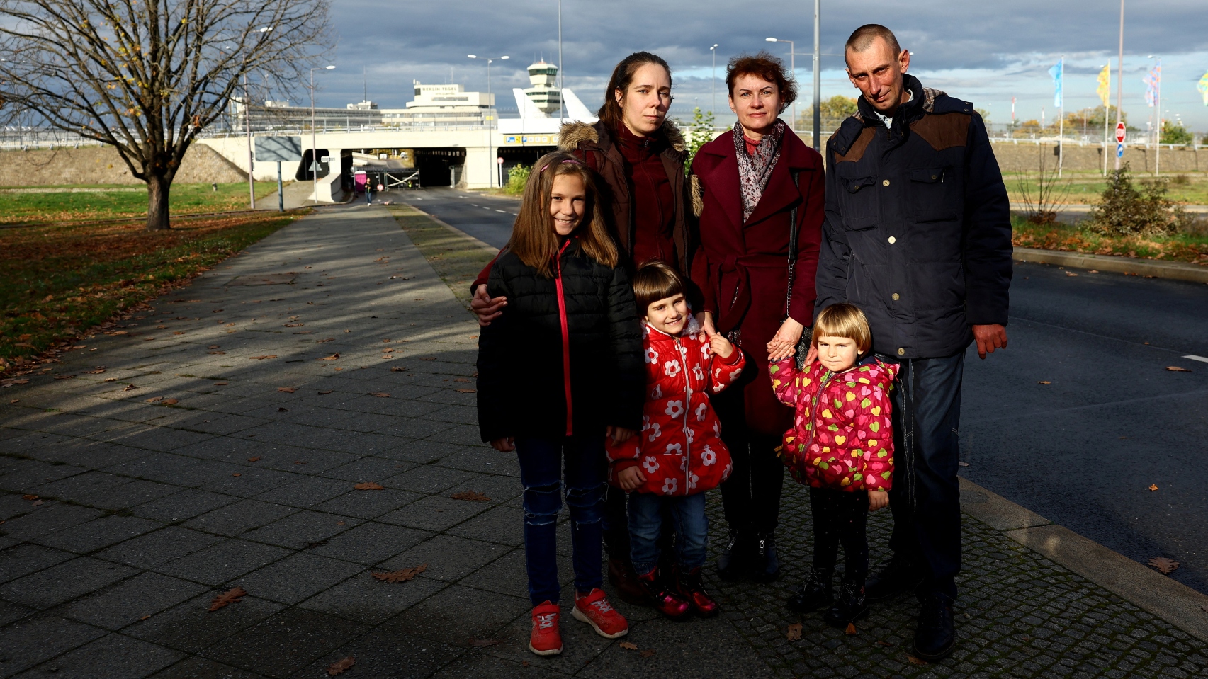 Ivan and Natalia Dombrovskyi with their children and his sister Natalia Kovtun who was fleeing from Zaporizhzhia last week, pose for a family picture outside Tegel airport./Lisi Niesner/Reuters