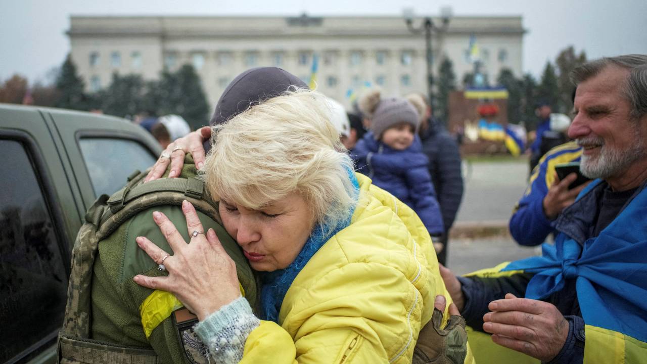 A local resident hugs Ukrainian serviceman in central Kherson as residents celebrate Russia's retreat. /Lesko Kromplitz/Reuters