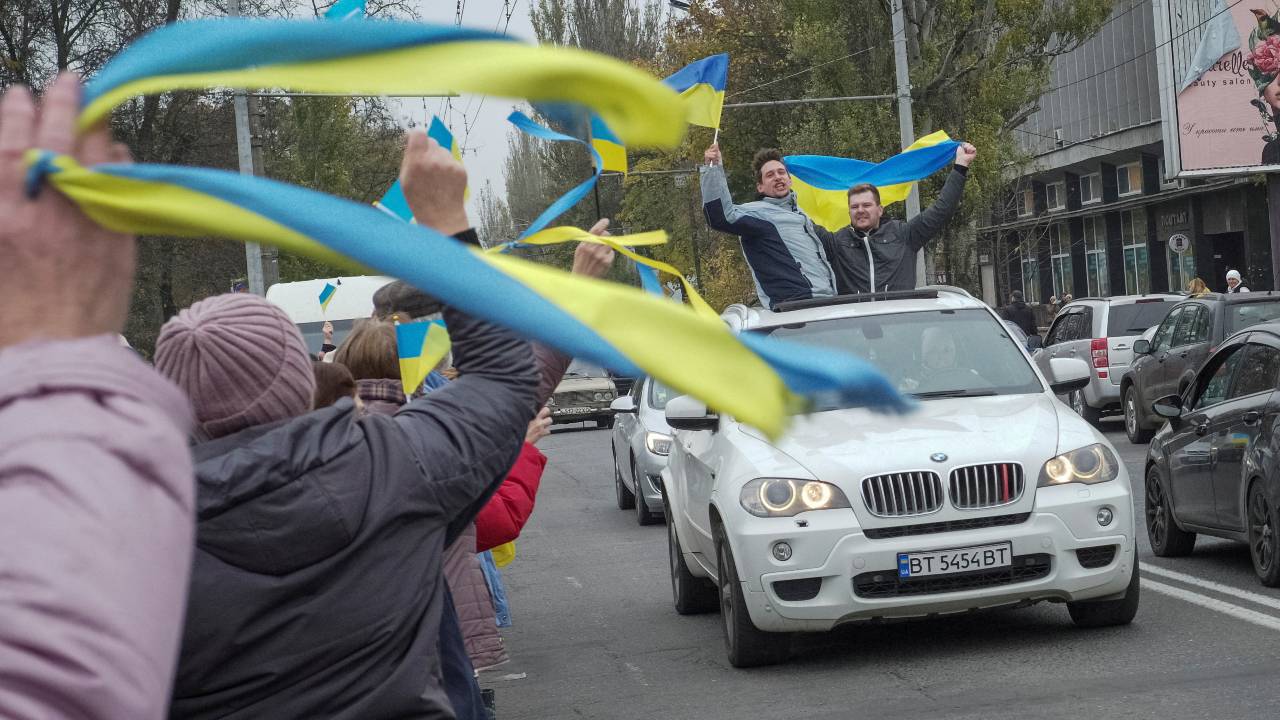 Locals celebrate in Kherson after Russia's retreat./Lesko Kromplitz/Reuters