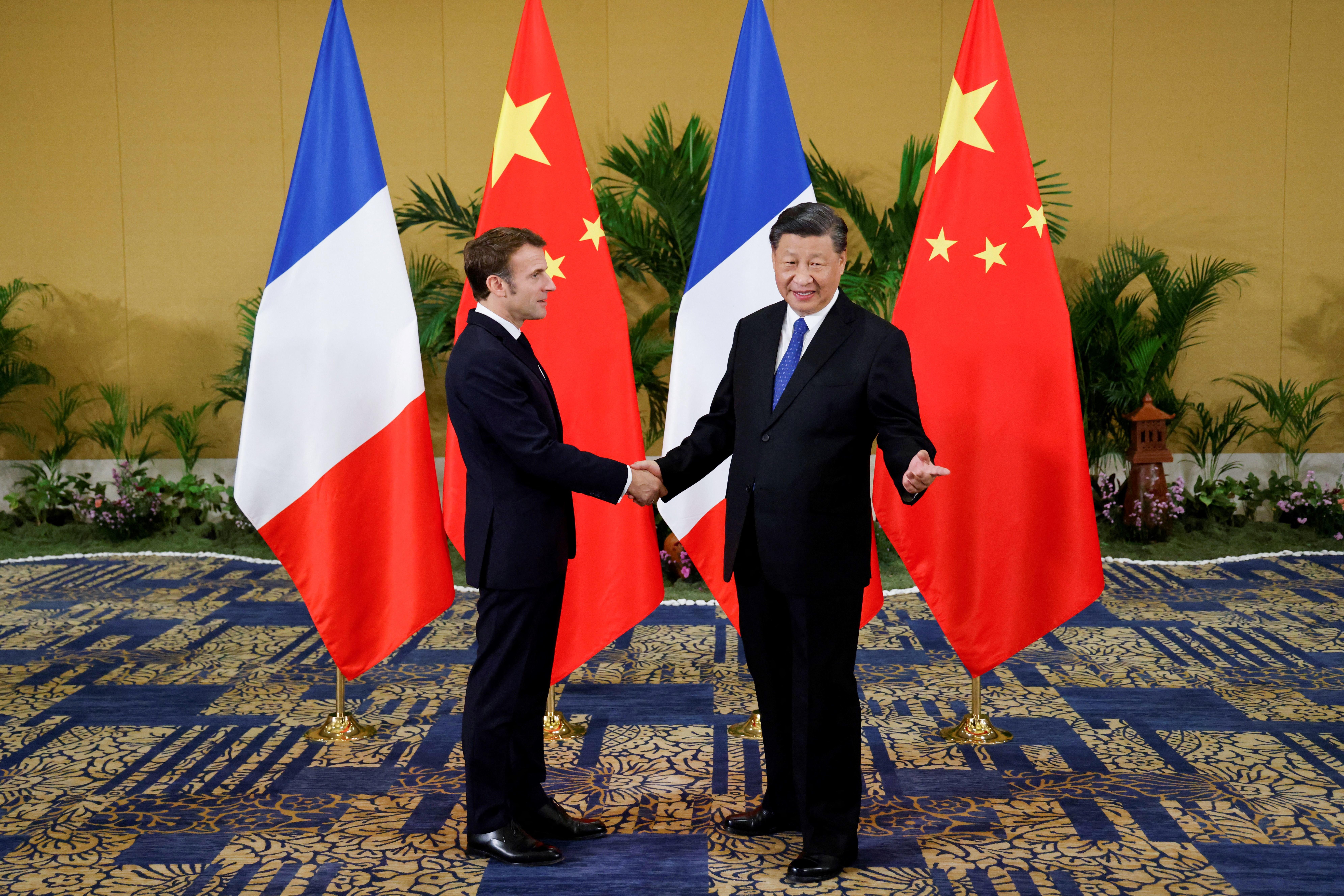 French President Emmanuel Macron (L) meets with Chinese President Xi Jinping on the sidelines of the G20 Summit in Bali. Ludovic Marin/ Pool/ AFP