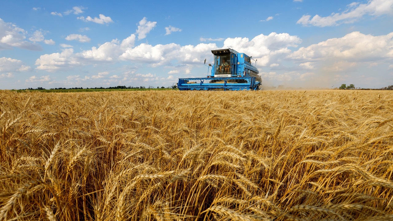 Ukrainian and Turkish officials announced that the grain export agreement would be extended by four months under existing conditions. /Alexander Ermochenko/File Photo/Reuters