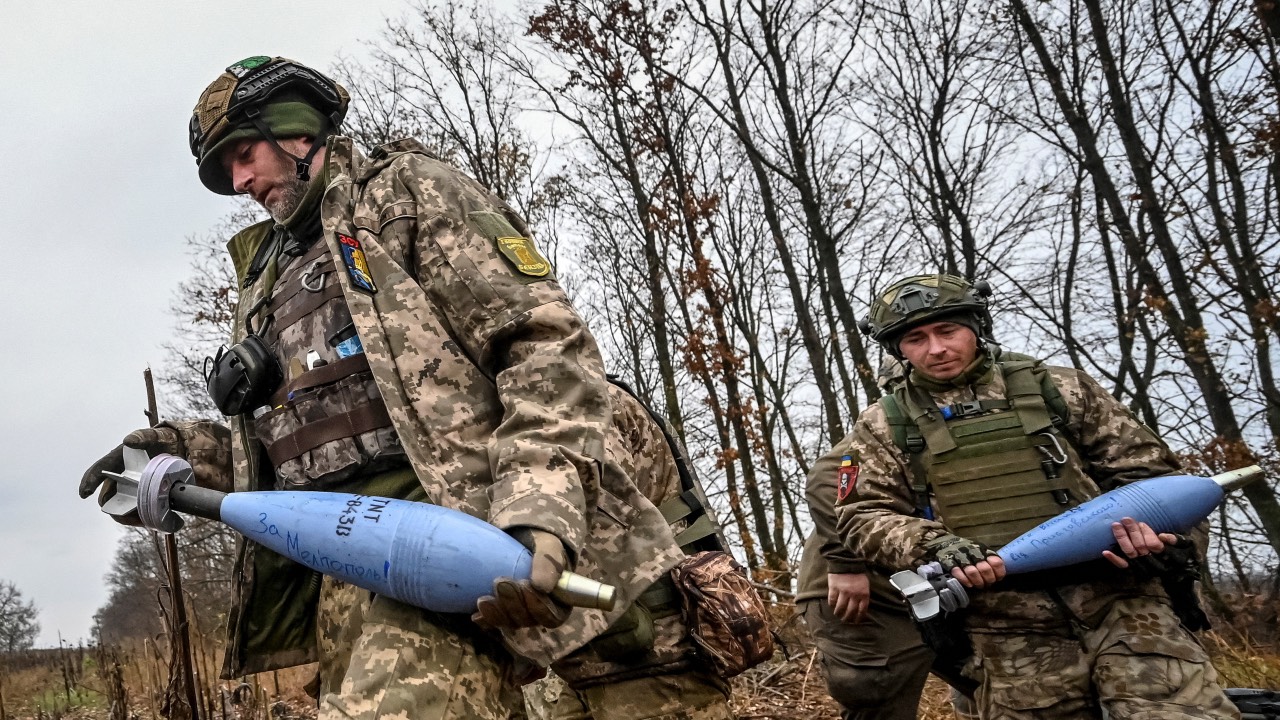 Ukrainian servicemen prepare to fire a mortar on a frontline in Zaporizhzhia region. /Stringer/Reuters