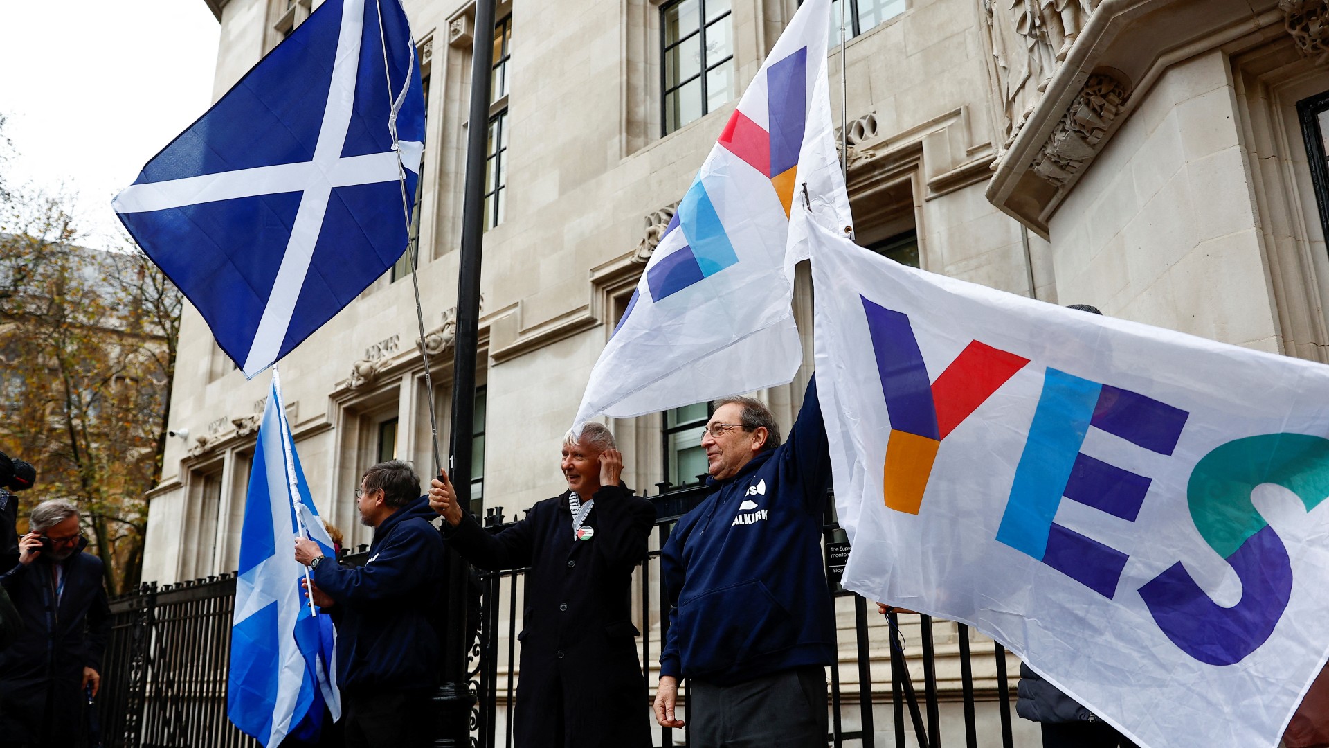 Pro-Scottish independence campaigners ahead of Wednesday's court ruling./Peter Nicholls/Reuters