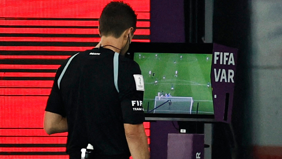 VAR continues to help officials make decisions at the World Cup./Hamad I Mohammed/Reuters