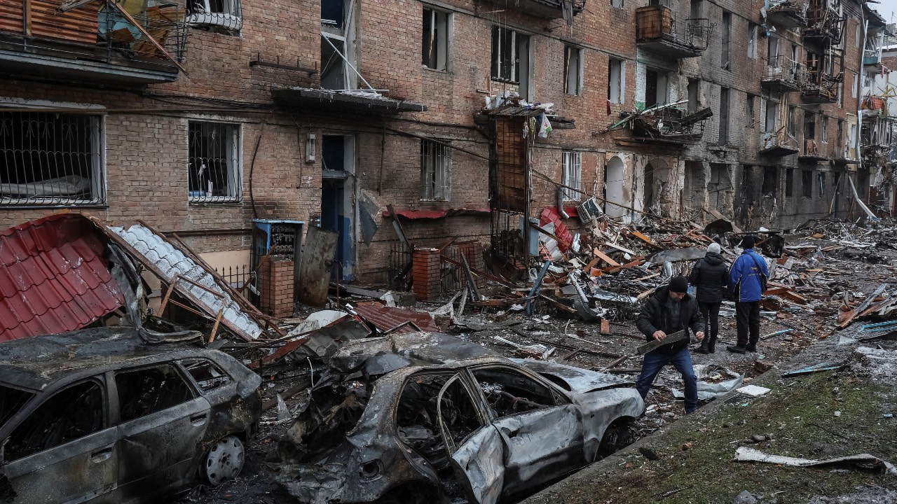 Local residents take things from their residential building destroyed by a Russian missile attack, in the town of Vyshhorod, near Kyiv, Ukraine. /Gleb Garanich/Reuters