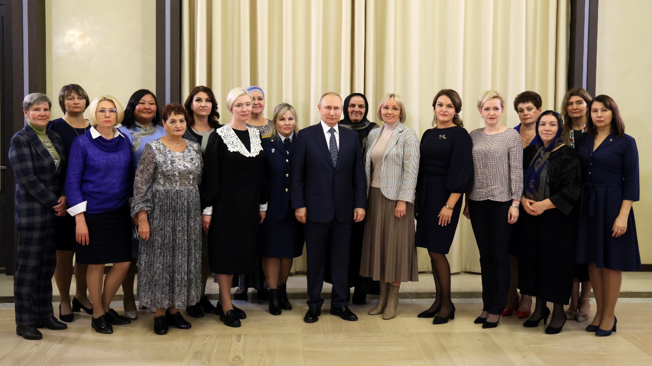 Russia's President Vladimir Putin poses for a photo with mothers of Russian servicemen participating in Russia-Ukraine conflict after a meeting ahead of Mother's Day, at the Novo-Ogaryovo state residence outside Moscow. /Sputnik/Alexander Shcherbak/Reuters pool