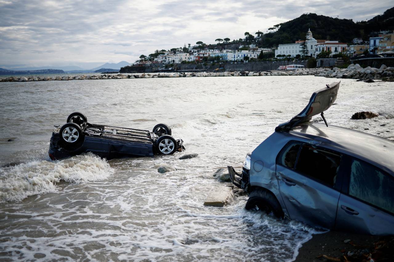 Damaged cars are seen in the sea, following a landslide on the Italian holiday island of Ischia. /Guglielmo Mangiapane/Reuters