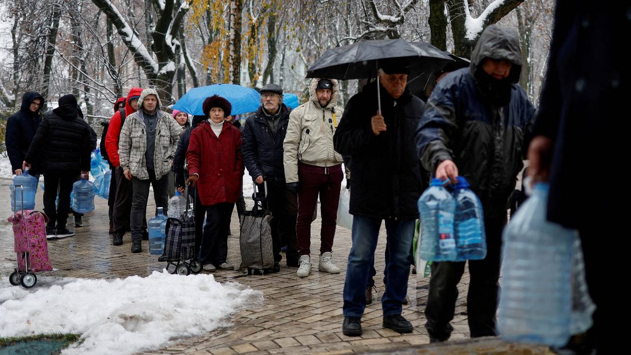 Local residents stand in line to fill up bottles with fresh drinking water in Kyiv. /Valentyn Ogirenko/Reuters