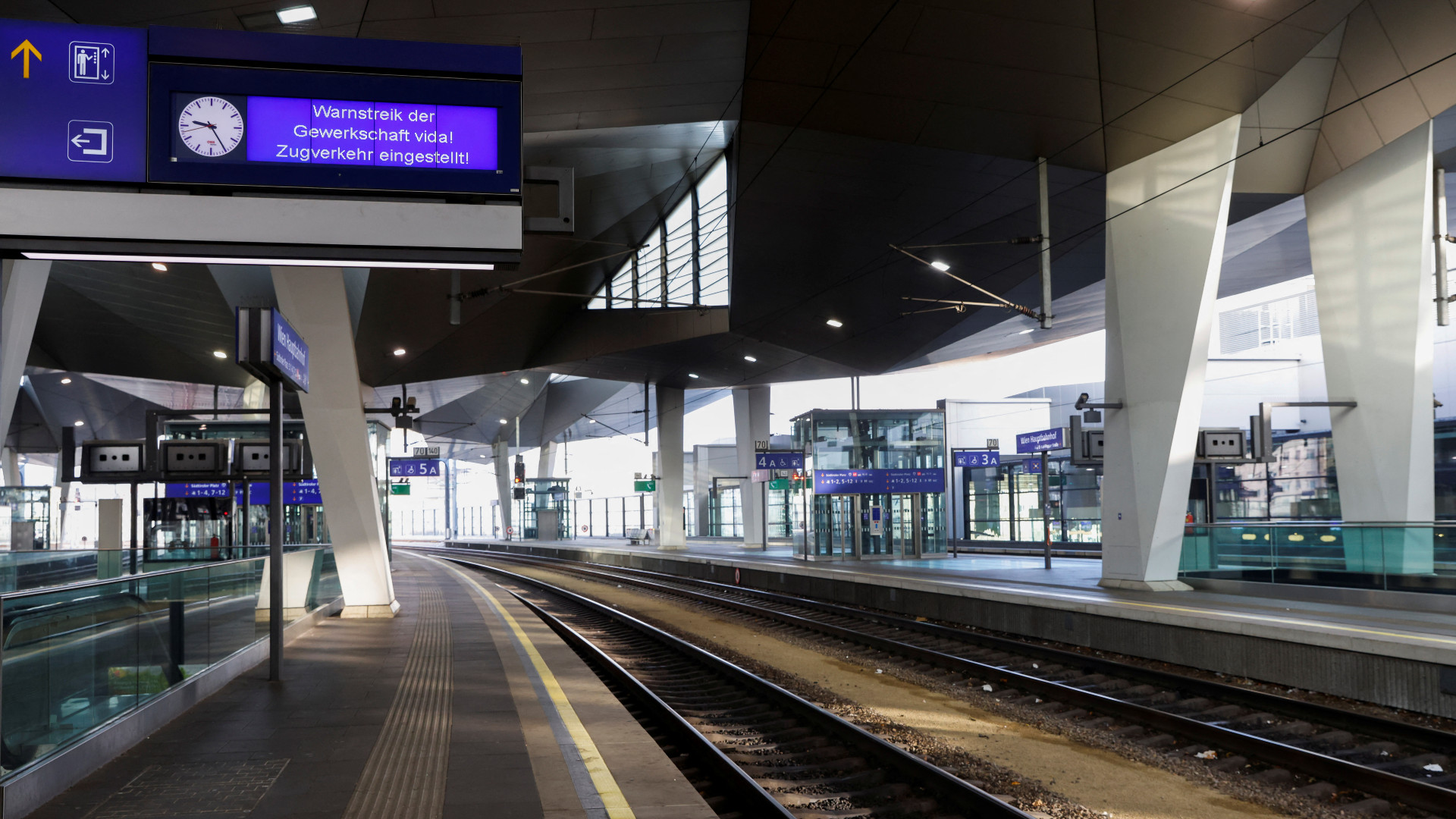 Vienna's deserted 'Hauptbahnhof' station, one of Europe's main transportation hubs./Reuters/Lisa Leutner