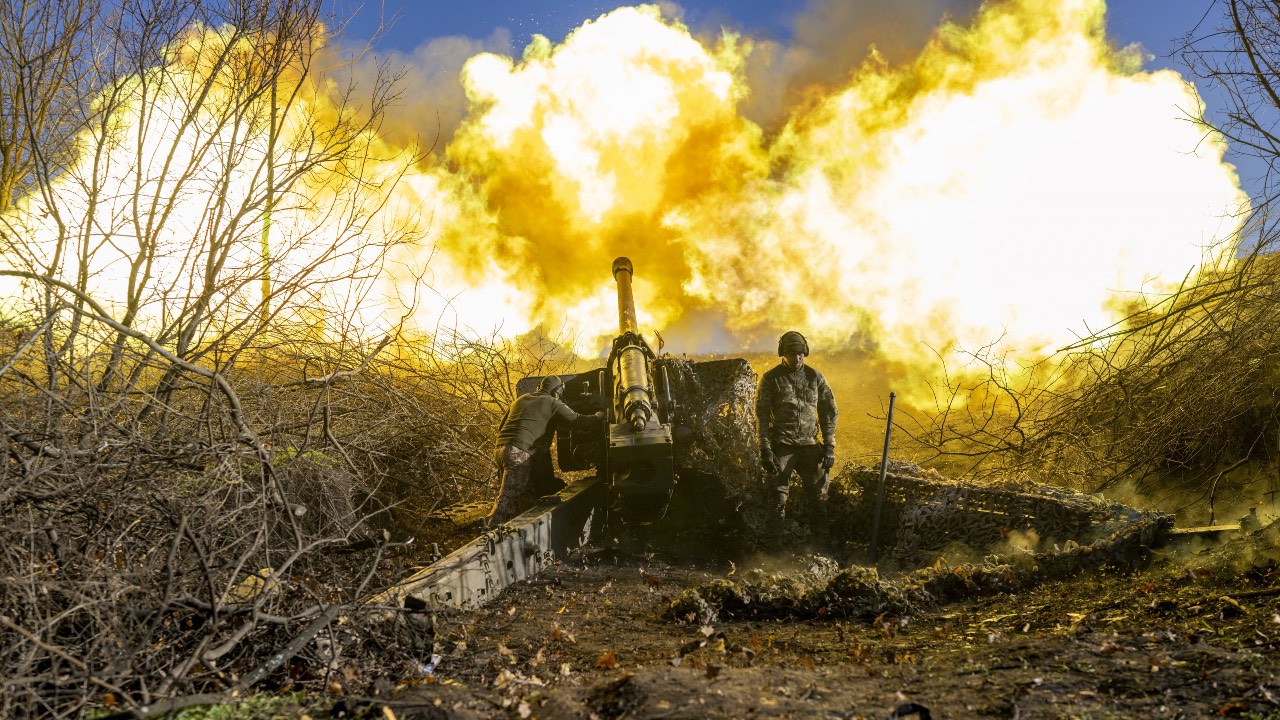 A Ukrainian soldier of an artillery unit fires towards Russian positions outside Bakhmut on November 8, 2022. /Bulent Kilic/AFP