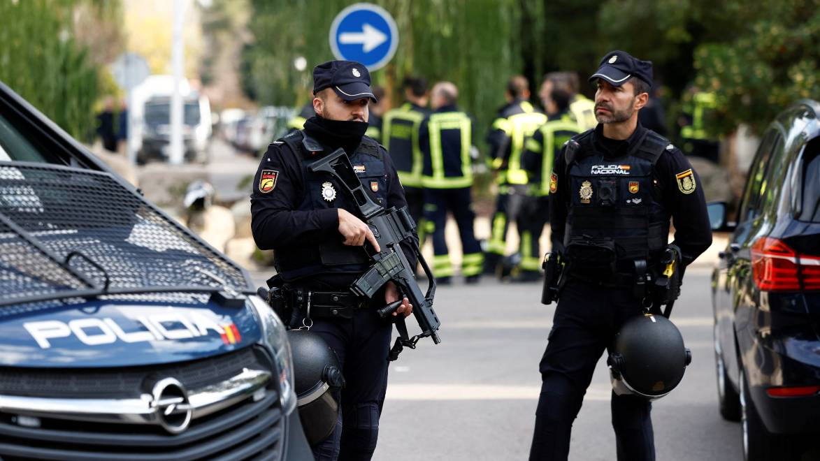 Police stands outside the Ukrainian embassy in Madrid after a letter bomb addressed to the ambassador injured a security officer. /Juan Medina/Reuters