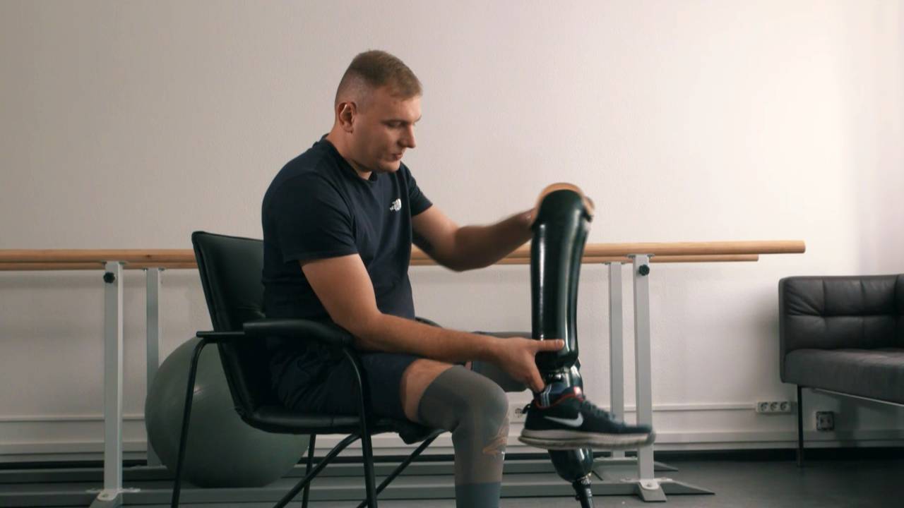 Ruslan Makohon lost both his legs last February after stepping on a mine, but prosthetics have given him another chance to walk. /CGTNEurope