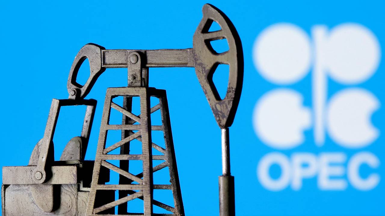 Falling oil prices had prompted fears of reduced output. /Dado Ruvic/Illustration/Reuters