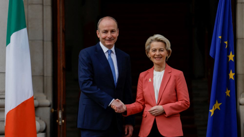 EU leader Ursula von der Leyen (R) met with Ireland's Micheal Martin, a signatory of the oil cap. /Clodagh Kilcoyne/Reuters