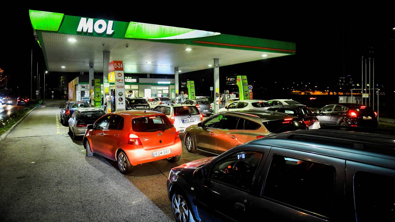 Drivers wait at a gas station in Budapest as fuel shortages continue despite Hungary lifting its price cap. /Marton Monus/Reuters