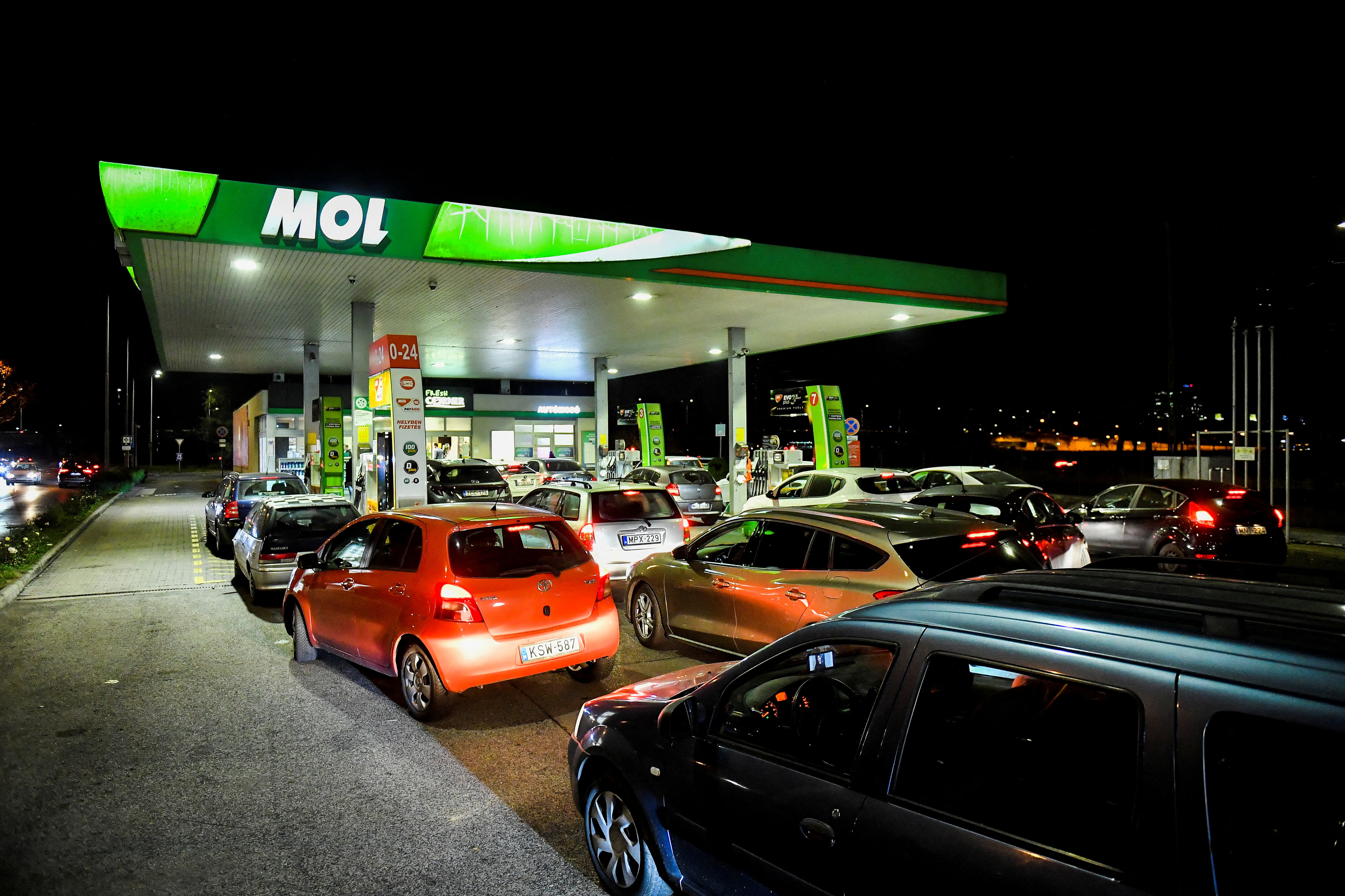 Drivers wait for fuel at a gas station of Hungarian oil company MOL Group in Budapest this week. /Marton Monus/Reuters