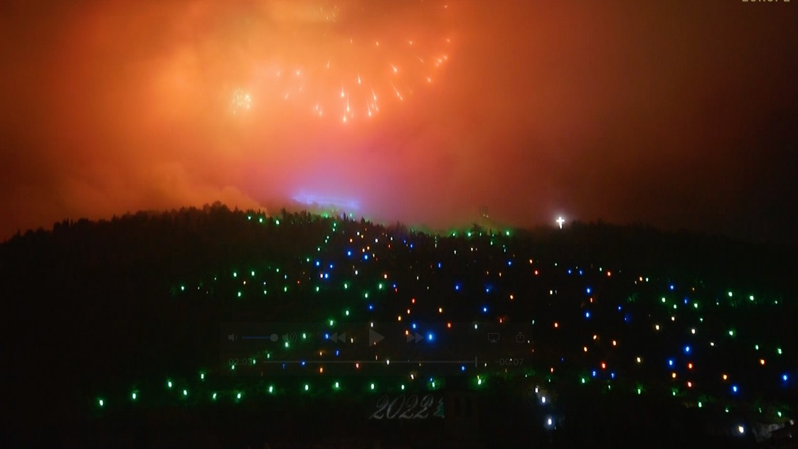 Pope Francis and Italian astronaut Paolo Nespoli are amongst those who have had the honor of lighting the tree in previous years. /CGTN