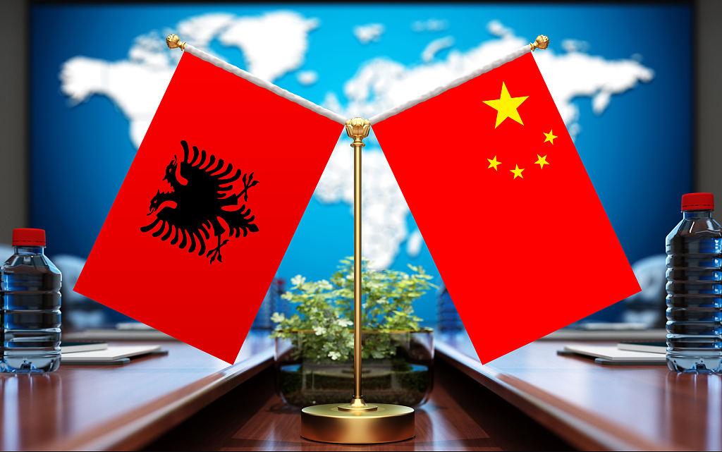 Chinese and Albanian national flags. /CFP Photo